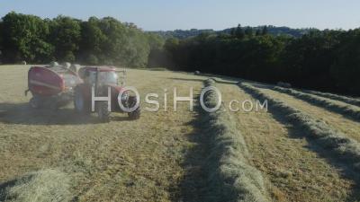 Agriculteur Faisant Les Foins En Tracteur, Vidéo Drone