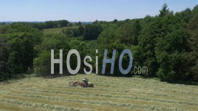 Agriculteur Faisant Les Foins En Tracteur, Vidéo Drone