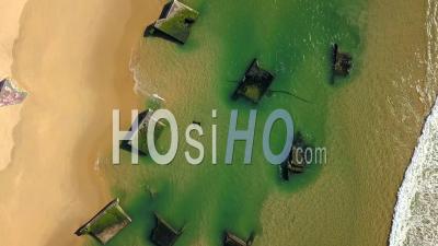 Vue Aérienne, érosion Du Littoral, Blockhaus Du Mur De L'atlantique Sur La Plage D'oceane D'horizon - Vidéo Drone