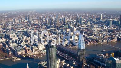 La Tamise, Tournée Vers Le Nord, Vers Le Centre-Ville Et La Ville De Londres, Filmée Par Hélicoptère
