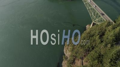 Panoramique De L'eau De Mer Verte De Puget Sound Au Grand Pont Du Col Deception Sur La Côte De Washington - Vidéo Drone