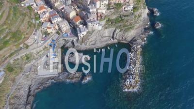 Vue Aérienne Des Maisons Et Du Littoral De Manarola. La Cinque Terre Italie - Vidéo Drone