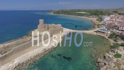 Vue Aérienne De La Forteresse Aragonaise à Isola Di Capo Rizzuto Sur Une Belle Journée D'été, Italie - Vidéo Drone