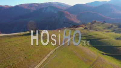 Voler Au-Dessus Du Village De Montagne Isolé - Vidéo Drone