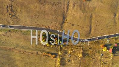Survol D’une Route Avec Des Voitures - Vidéo Par Drone