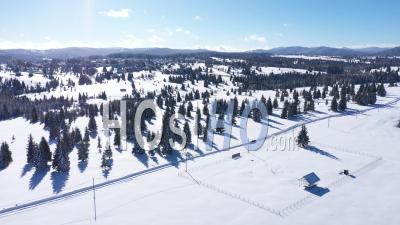 Survoler Les Montagnes De L'hiver - Vidéo Drone