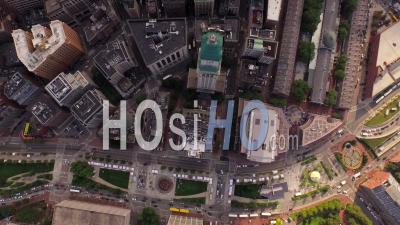 Boston Massachusetts Flying Vertical Shot Regardant Le Centre-Ville. - Vidéo Drone