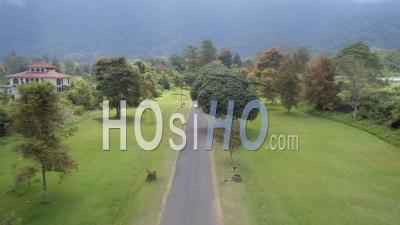 Portes Traditionnelles Ornées à Bali En Indonésie - Vidéo Drone