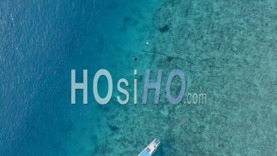 Plongée En Apnée Sur L'île De Gili Près De Bali Indonésie - Vidéo Drone