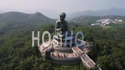 Hong Kong Voler à Basse Altitude Autour Du Bouddha Tian Tan. - Vidéo Drone