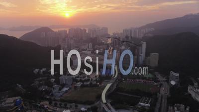 Hong Kong Survolant La Région De Wong Chuk Hang En Direction D'aberdeen Au Coucher Du Soleil - Vidéo Drone