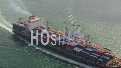 Vue De Hong Kong Birdseye Voler Bas Autour D'un Grand Cargo En Passant - Vidéo Drone