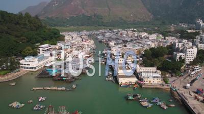 Hong Kong Survolant Le Village De Pêcheurs Tai O Sur L'île De Lantau En Pointant Vers Le Bas - Vidéo Drone