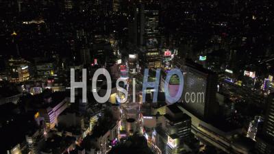 Japon Tokyo Vue Aérienne Birdseye Voler Près De Nuit Célèbre Zone D'intersection De Shibuya - Vidéo Drone