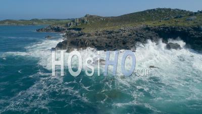 Océan Surf Breaking On Rocks. Îles De Scilly Royaume-Uni - Vidéo Drone