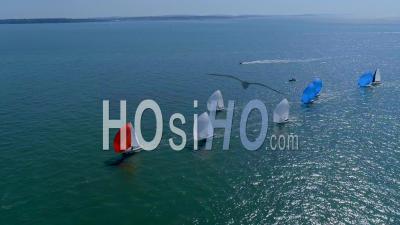 Levée D'un Spinnaker Dans La Course à La Voile Sur L'océan The Solent Uk - Vidéo Drone