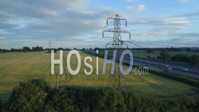 Tour De Transmission à Haute Tension Et Lignes électriques Et Route à La Campagne Au Royaume-Uni Vidéo Sur Les Drones - Vidéo Drone