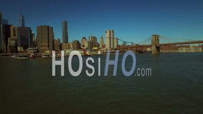 Nyc New York, États-Unis Vol à Basse Altitude Au-Dessus D'east River Et Dans Le Quartier Financier De Manhattan - Vidéo Drone