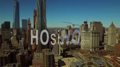 Nyc New York, États-Unis Vol à Basse Altitude Au-Dessus Du Quartier Financier De Manhattan, Panoramique à Gauche Avec Vue Sur La Ville - Vidéo Drone