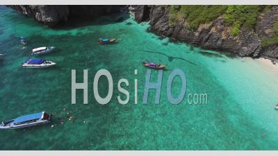 Plongée En Apnée Sur La Plage De Nui Sur L'île De Ko Phi Phi Don Thaïlande Vidéos De Drones - Vidéo Drone