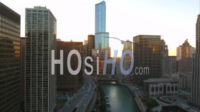 Horizon Et Rivière Avec La Tour Trump Et Le Centre-Ville De Chicago Dans L'illinois Aux États-Unis Drone Footage - Vidéo Drone