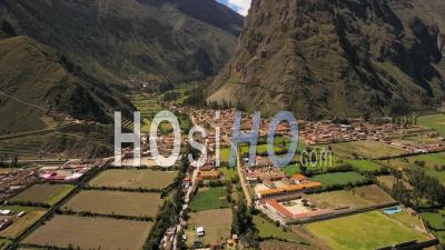 Village D'ollantaytambo Au Pérou Dans La Vallée Sacrée Sur La Rivière Urubamba - Vidéo Drone