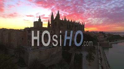 Lever Du Soleil Sur La Cathédrale De La Seu Palma De Majorque Espagne - Vidéo Drone
