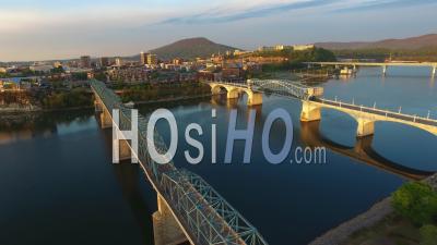 Walnut Street Bridge Et Hunter Museum à Chattanooga Dans Le Tennessee - Vidéo Drone
