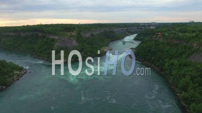 Vue Aérienne De La Rivière Niagara Dans La Gorge Du Canada - Vidéo Drone