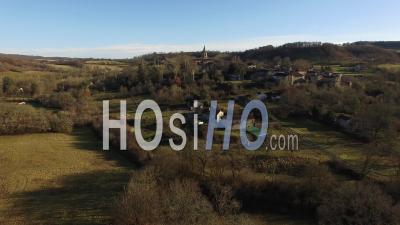 Vue Aérienne D'une Petite Ville Au Sommet D'une Colline Dans Le Sud-Ouest - Vidéo Drone, France - Vidéo Drone