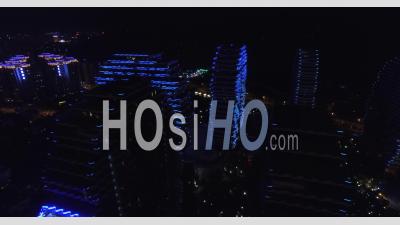 Bâtiments Modernes Des Hôtels 5 étoiles à L'heure De La Journée Dans La Ville De Sanya, Chine - Vidéo Drone