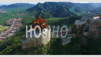 Temple De Tao Sur Les Sommets Des Montagnes De Yajishan, Beijing, Chine - Vidéo Drone