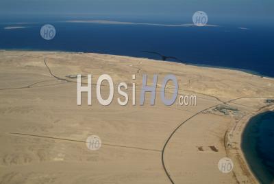 Egypte Mer Rouge Hurgada Vue Aérienne De La Côte Près De L'aéroport Et Les Stations Avec Les îles Du Désert - Photographie Aérienne