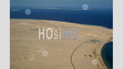 Egypte Mer Rouge Hurgada Vue Aérienne De La Côte Près De L'aéroport Et Les Stations Avec Les îles Du Désert - Photographie Aérienne