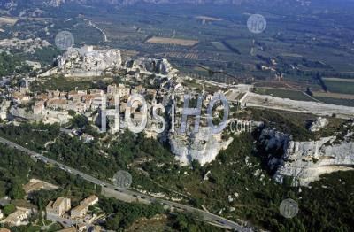Road And Buildings Of The Village On The Cliffs Of Les Baux-De-Provence, France. - Photographie Aérienne