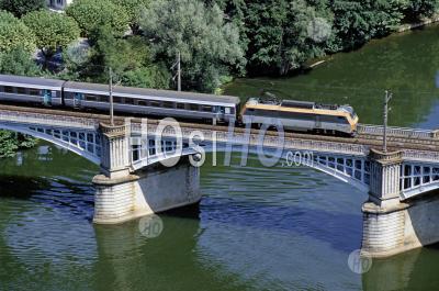 Train De Voyageurs Sur Un Pont Sur La Rivière Lot, Cahors, France. - Photographie Aérienne