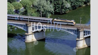 Train De Voyageurs Sur Un Pont Sur La Rivière Lot, Cahors, France. - Photographie Aérienne