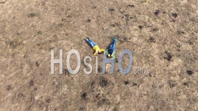 Deux Jeunes Filles S'amusant Dans Un Champ En Roumanie, Vidéo Drone