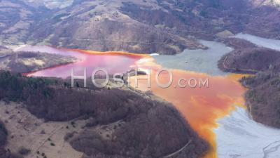 Lac Pollué Par Les Eaux Usées D'une Mine De Cuivre En Roumanie - Vidéo Drone