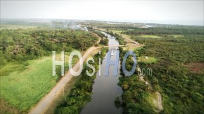 Bateau De Vitesse Sur Le Canal De Bassam - Vidéo Drone