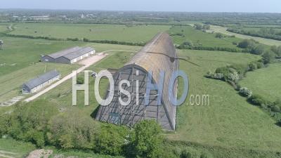 Vue Aérienne D'un Hangar De Dirigeables à Ecausseville, Normandie, France - Vidéo Drone