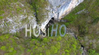 Entrée D'une Grande Grotte Avec Une Cascade Dans Les Montagnes, Vidéo Drone