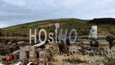 Vue Aérienne Descendante D'une Usine Minière Industrielle Abandonnée En Sicile - Vidéo Drone