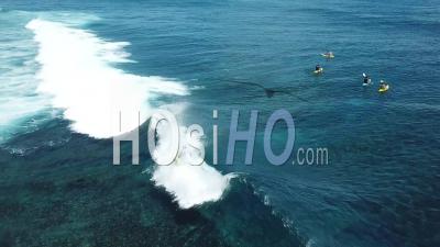 Surfeurs Sur L'océan, îles Mentawai, Indonésie, Vidéo Drone