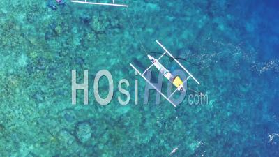 Bateaux De Pêche, Plongeurs Dans Une Eau Bleue Saisissante - Vidéo Drone