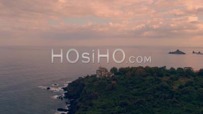 Phare Au Coucher Du Soleil Sur La Côte Est De La Sicile - Vidéo Drone