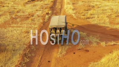Vue Aérienne D'une Jeep Safari Voyageant Sur Les Plaines D'afrique, Réserve De Chasse D'erindi, Avec Un Guide De La Tribu San, Observant La Faune Sauvage, Namibie - Vidéo Drone