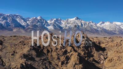 Aerial View Of The Snow Capped Eastern Sierra Nevada Mountains And Mount Whitney In Snow Winter Near Lone Pine, California - Vidéo Drone