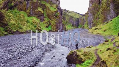 Vue Aérienne Du Majestueux Canyon Inspirant De Stakkholtsgja Près De Thorsmork, Islande - Vidéo Drone