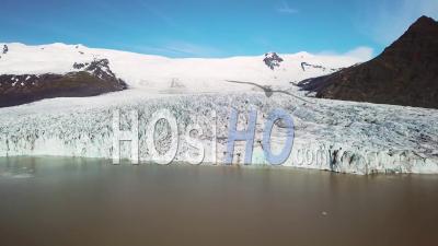 Vue Aérienne Du Glacier Vatnajokull à Fjallsarlon, En Islande, Suggère Le Réchauffement Climatique Et Le Changement Climatique - Vidéo Drone